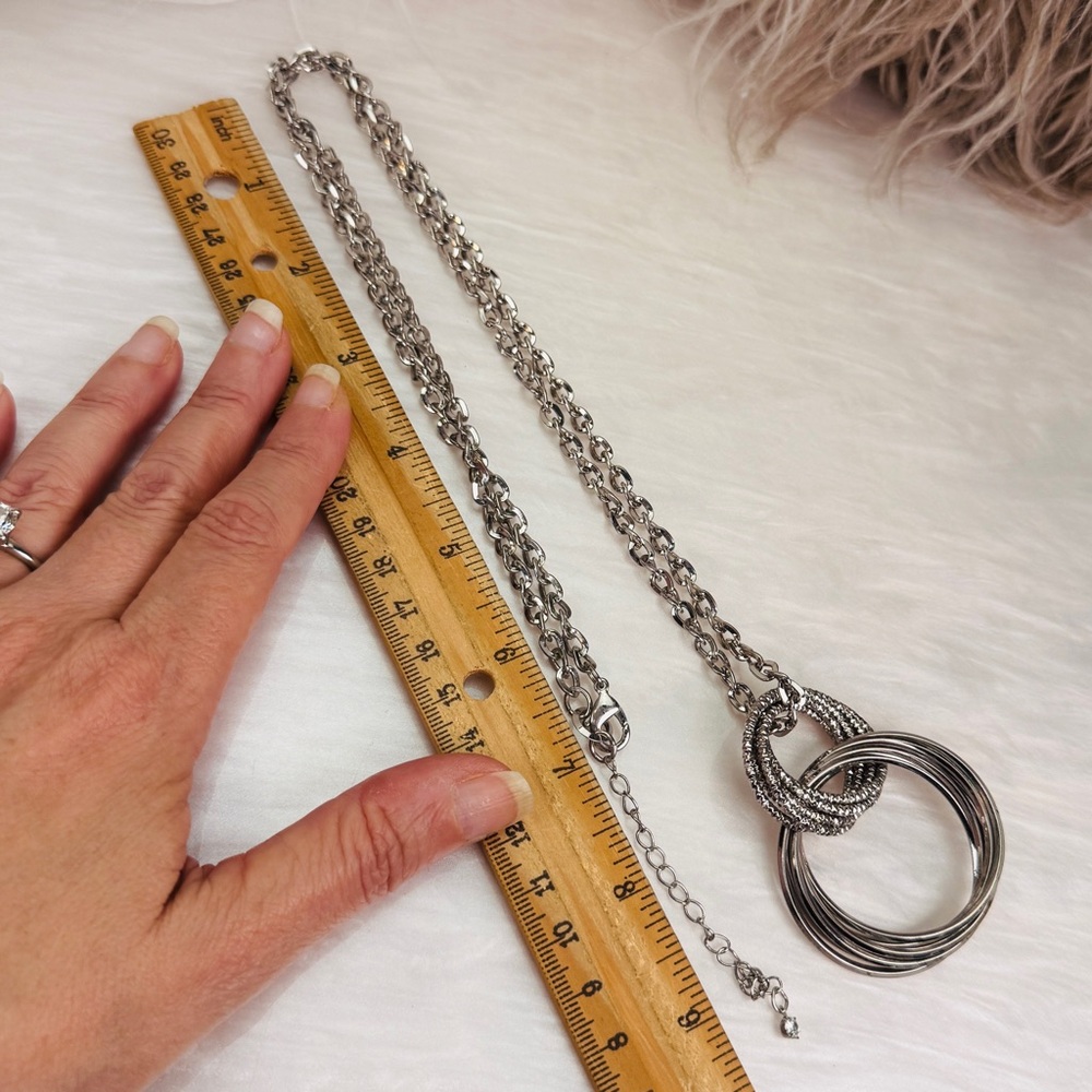 Elegant Silvertone Interlocking Circle Pendant Lo… - image 6